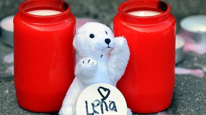 Ein kleiner Eisbär und Kerzen für Lena. Tausende Menschen gedachten in Emden der ermordeten Elfjährigen. Foto: Ingo Wagner