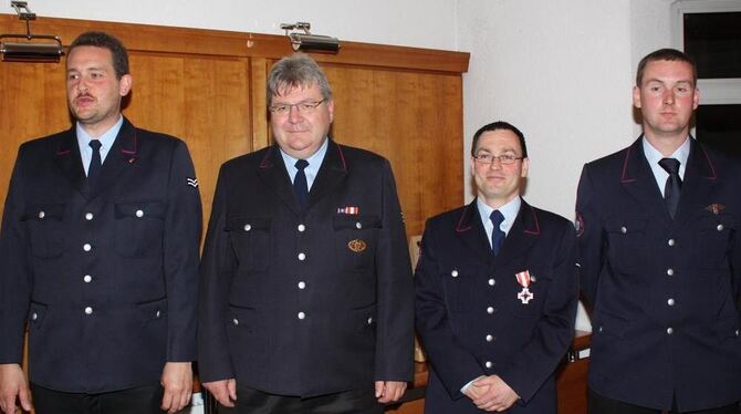 Stabwechsel: Anstelle von Heiko Seibold (von links) und Gunter Hespeler haben bei der Eninger Feuerwehr künftig Boris Goller und