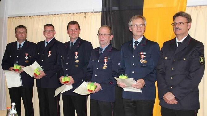 Sechs Feuerwehrleute wurden in Trochtelfingen für 25 Jahre oder 40 Jahre Dienst geehrt (von links): Stefan Buckel, Ralf Hipp, Ka