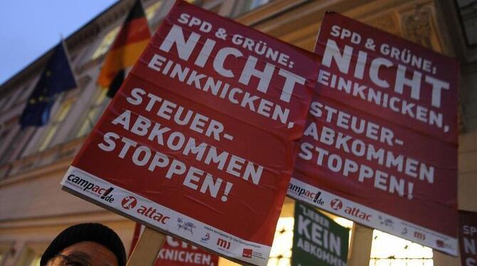 Campact-Aktivisten appellieren in Berlin: »SPD und Grüne: Nicht einknicken, Steuerabkommen stoppen!«. Foto: Rainer Jensen/Arc