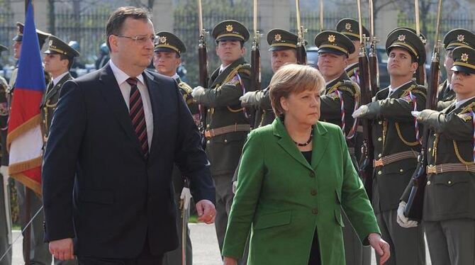 Bundeskanzlerin Angela Merkel wird in Prag von Ministerpräsident Petr Necas empfangen. Foto: Filip Singer