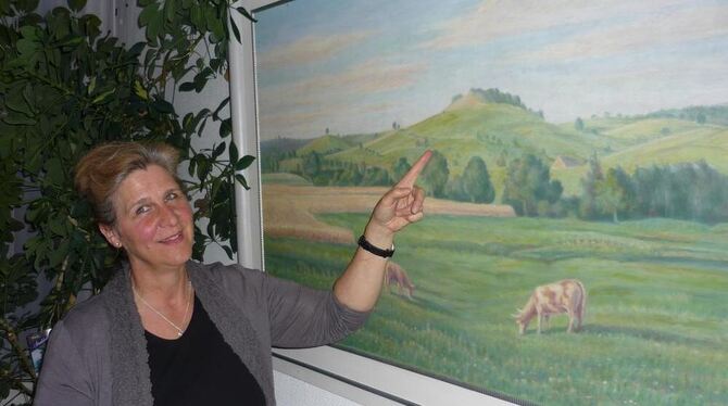 Friedel Kehrer-Schreiber vor dem Kuh-Idyll mit Käpfle im Hintergrund.  GEA-FOTO: GLITZ