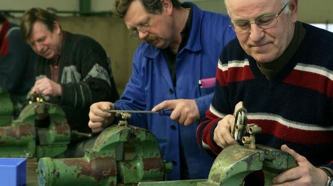 Im brandenburgischen Finsterwalde werden über 50-Jährige für ihren neuen Arbeitsplatz in der »Fabrik für Ältere« ausgebildet.