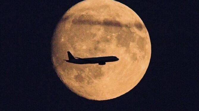 Fluggesellschaften und Flughafenbetreiber halten vor allem wegen des Frachtverkehrs Nachtflüge für notwendig. Foto: Frank Rum
