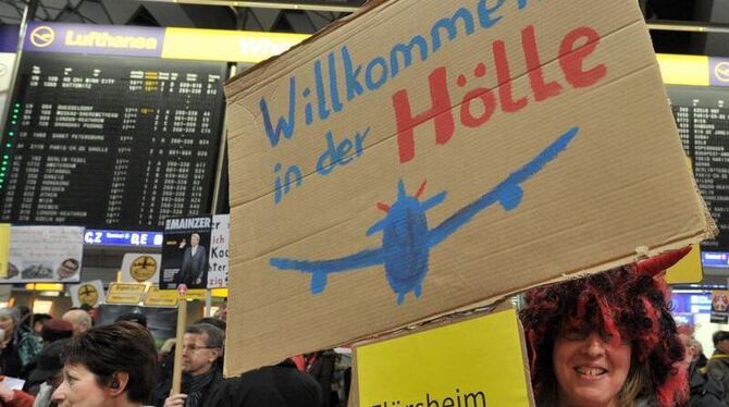 Zahlreiche Menschen demonstrieren im Terminal 1 des Flughafens in Frankfurt gegen Fluglärm. Foto: Boris Roessler / Archiv
