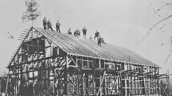 Viele haben beim Bau der Gomaringer »Lindenhalle« mit angefasst, vor allem die Mitglieder des Turnvereins. Das Bild zeigt das Ri