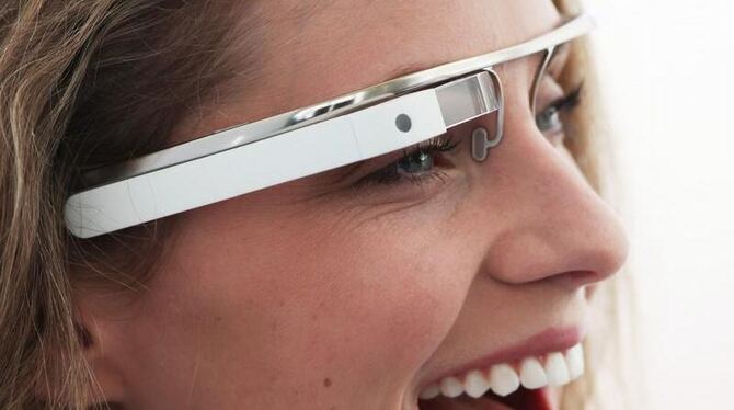 Die Google-Datenbrille, bei der Informationen in das Sichtfeld der Brillengläsern einblendet wird. Foto: Google