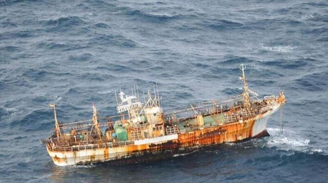 Der japanische führerlose Fischtrawler, der vermutlich beim Tsunami weggespült wurde, ist jetzt vor Alaska von der US-Küstenw