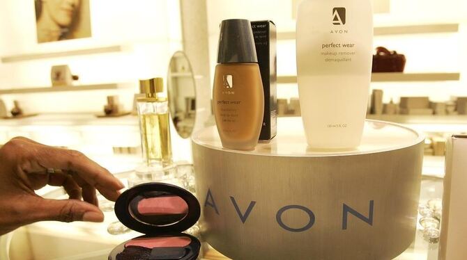 Produkte von Avon in einem Kosmetikladen.