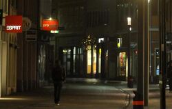 Ein Mann geht die Wilhelmstraße in Reutlingen entlang bei Nacht. Sollte der Kreis die 200er-Inzidenz überschreiten, wird eine nä