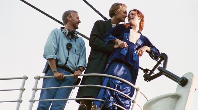 Regisseur James Cameron (links) mit den »Titanic«-Stars Leonardo DiCaprio und Kate Winslet am Schiffsbug. VERLEIHFOTO