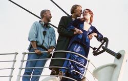 Regisseur James Cameron (links) mit den »Titanic«-Stars Leonardo DiCaprio und Kate Winslet am Schiffsbug. VERLEIHFOTO