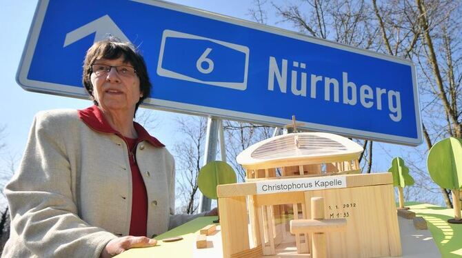 Schwester Astrid Henniges von der Christusträger-Schwesternschaft präsentiert auf dem Autobahn-Parkplatz nahe Braunsbach vor ein