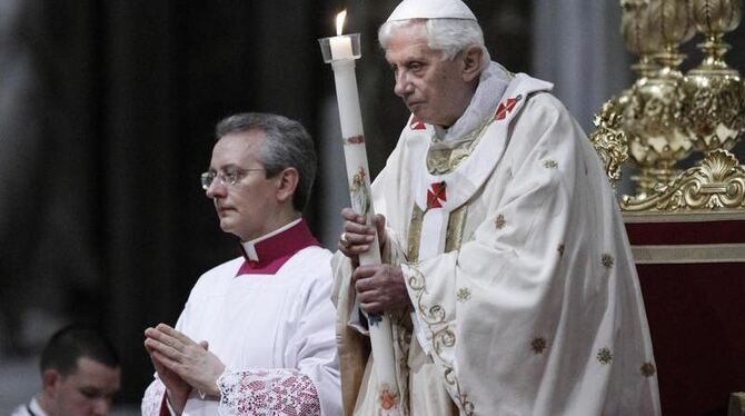 Ein bewegender Höhepunkt der Osterfeierlichkeiten zur Auferstehung Jesu: Papst Benedikt feiert mit den Gläubigen die Osterwac