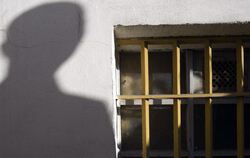Gitterfenster des ehemaligen Geschlossenen Jugendwerkhofes Torgau: Knapp 38 000 frühere politische DDR-Häftlinge bekommen der