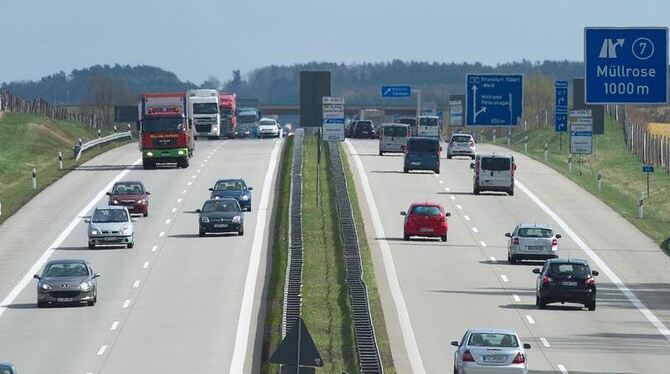Autobahn 12 im brandenburgischen Jacobsdorf: FDP-Chef Rösler beharrt wegen der hohen Spritpreise auf einer höheren Pendlerpau