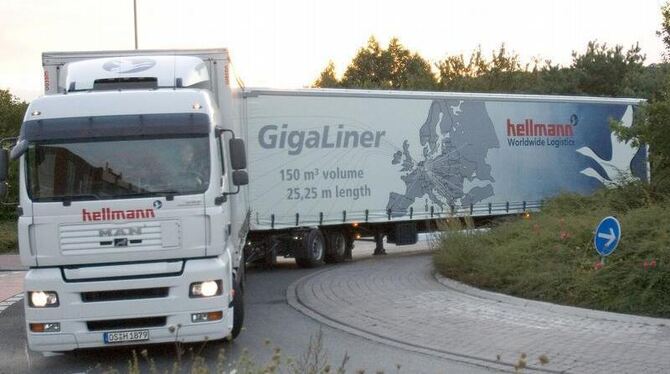 Ein sogenannter »Gigaliner« fährt in einen Kreisverkehr. Seit 1. Januar sind Transporter erlaubt, die bis zu 6,50 Meter länge