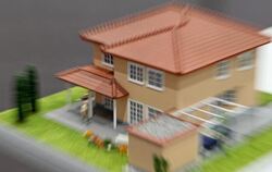Modell eines Einfamilienhauses: Immer mehr Bundesbürger verwirklichen sich den Traum vom Eigenheim.