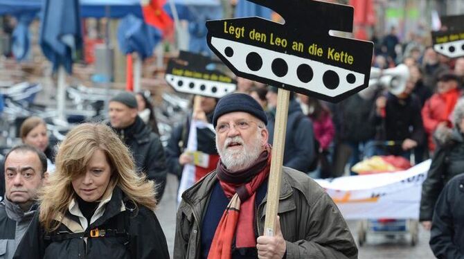 Gegen deutsche Rüstungsexporte protestiert dieser Demonstrant auf der traditionellen Abschlusskundgebung der Ostermärsche in