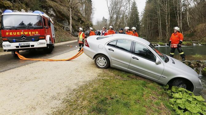 Der Wagen konnte von der Feuerwehr Hayingen mit einer Seilwinde aus dem Wasser gezogen werden.
