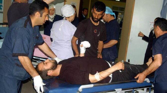 Ein syrischer Flüchtling wird in einem türkischen Krankenhaus versorgt. Er wurde von syrischen Soldaten beim Überqueren der G