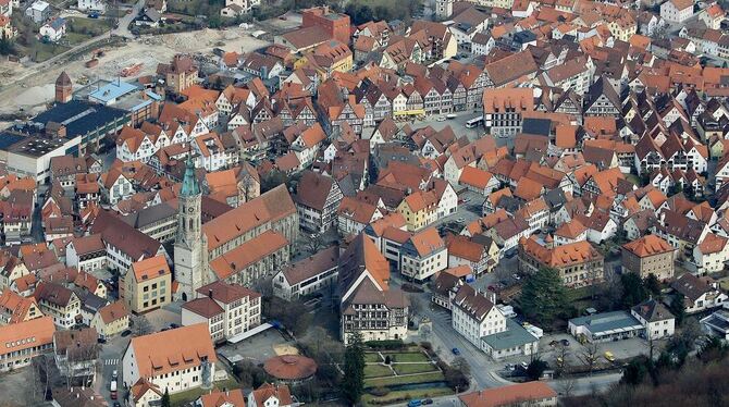 Marktplatz, Kirche, Schloss, Stift und im Hintergrund die Freifläche, auf der das Elsach-Center entsteht: Bad Urach ist eine Sta