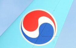 Das Logo der Korean Air. Eine Maschine der Airline musste nach einer Bombendrohung notlanden. Foto: Maurizio Gambarini / Arch