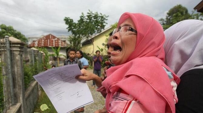 Nach den Erdbeben vor Sumatra fliehen die Menschen im indonesischen Banda Aceh aus Angst vor einem Tsunami. Foto: Hotli Siman