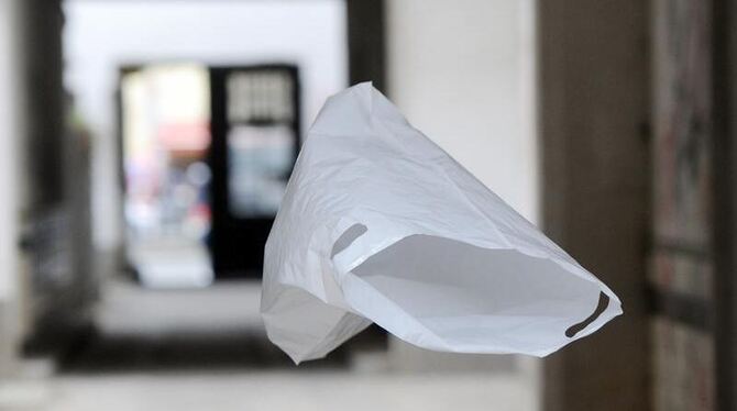 Die Deutsche Umwelthilfe hat auf eine gezielte Verbrauchertäuschung mit angeblich biologisch abbaubaren Plastiktüten hingewie