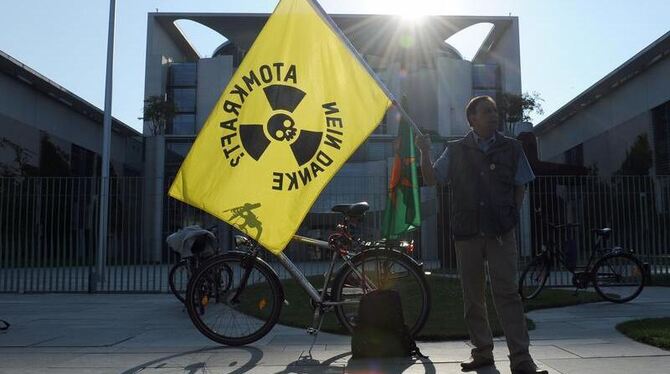 Atomgegner protestieren am 29.05.2011 vor dem Bundeskanzleramt in Berlin. Foto: Britta Pedersen
