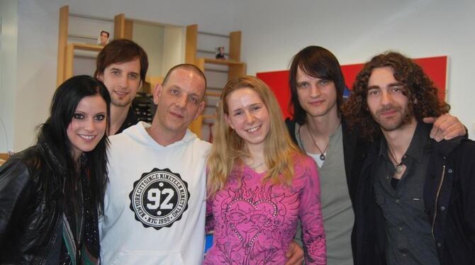 Stephan und Stefanie Dörr aus Unterhausen umringt von ihrer Lieblingsband Silbermond, die sie im Radio-Studio getroffen haben. F