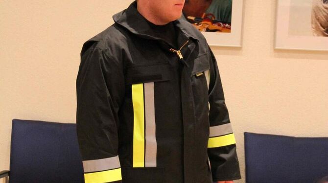 Kein Model, sondern ein echter Feuerwehrmann: Stefan Speidel von der AbteilungTrochtelfingen führte dem Gemeinderat die neue Bek