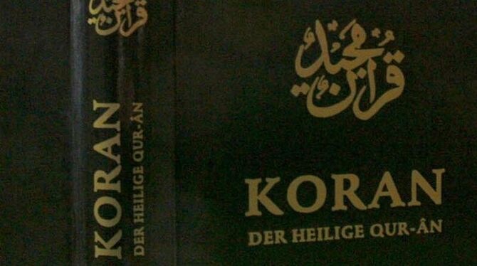 Nach Medienberichten wollen radikalislamistische Salafisten kostenlos 25 Millionen Koran-Exemplare an Nichtmuslime abgeben. F