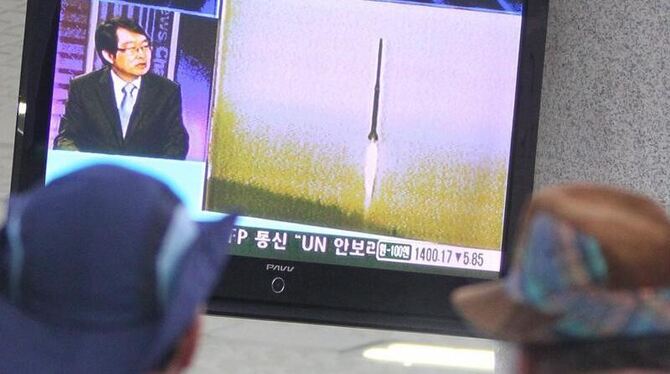 Südkoreaner verfolgen gespannt den nordkoreanischen Raketentest. Foto: Yonhap