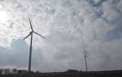 Zwerge im Vergleich zu den Anlagen, die von 2014 an auf der Alb Energie erzeugen sollen: Windräder bei Auingen.