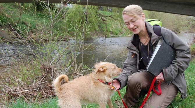 Landschaftsführerin Dagmar Mirbach mit Tessa an der gemächlich fließenden Steinlach.