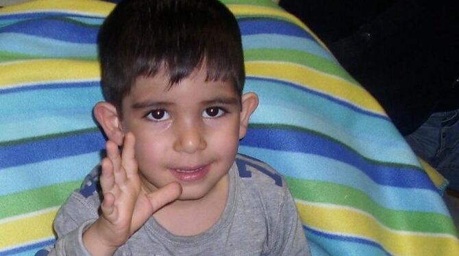 Der etwa zweieinhalbjährige Junge war am Abend des 8.4.2012 am Hauptbahnhof in Hanau entdeckt worden. Foto: Polizei