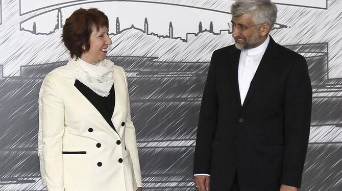 Catherine Ashton zusammen mit Teherans Unterhändler Said Dschalili vor Beginn der Gespräche in Istanbul. Foto: Tolga Adanali