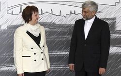 Catherine Ashton zusammen mit Teherans Unterhändler Said Dschalili vor Beginn der Gespräche in Istanbul. Foto: Tolga Adanali