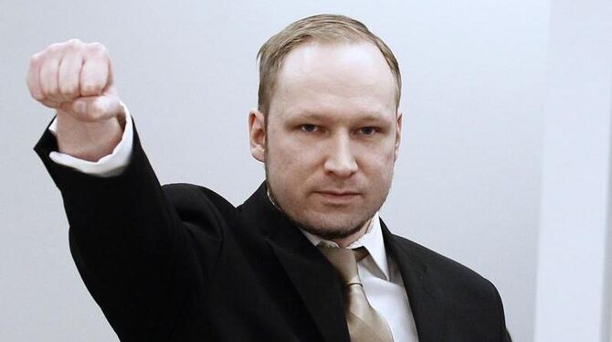 Der rechtsradikale Islamhasser Breivik präsentiert sich im Gerichtssaal mit geballter Faust. Foto: Heiko Junge