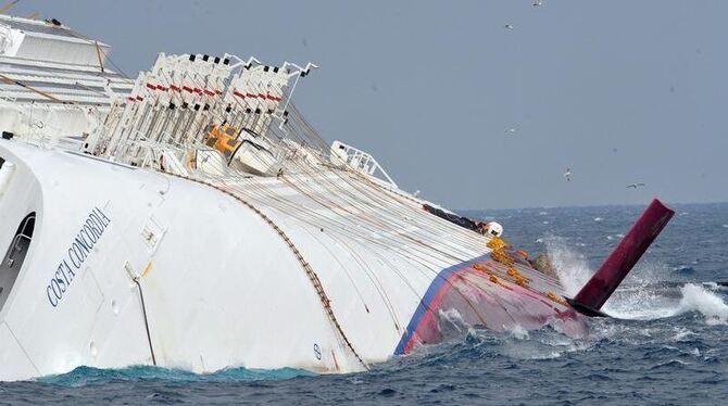Die 290 Meter lange »Costa Concordia« hatte am 13. Januar nach einer Kursänderung des Kapitäns einen Felsen vor der italienis