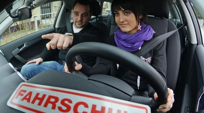 Die 17-jährige Fahrschülerin Kseniya Platkova und Fahrlehrer Thomas im Fahrschulauto. Foto: Armin Weigel