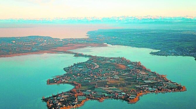 Inmitten des Untersees liegt die Welterbe- und Gemüseinsel Reichenau. FOTO: TOURISMUS UNTERSEE Inmitten des Untersees liegt die Welterbe- und Gemüseinsel Reichenau. FOTO: TOURISMUS UNTERSEE