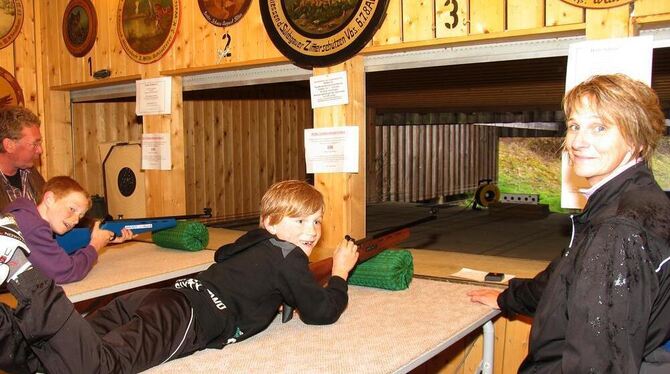 Der siebenjährige Laurin (Mitte) und sein zwei Jahre älterer Bruder Julius zielten und trafen mit dem Lasergewehr. FOTO: SCHÄLE-
