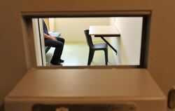 Ein Mann sitzt in der Justizvollzugsanstalt in Offenburg (Ortenaukreis) in einer Einzelzelle. Foto: Patrick Seeger/Archiv