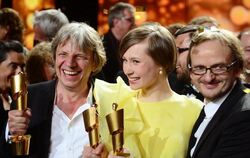 Gewinner-Trio: Regisseur Andreas Dresen (l.), Alina Levshin und Milan Peschel räumten mit «Halt auf freier Strecke» ab. Foto: