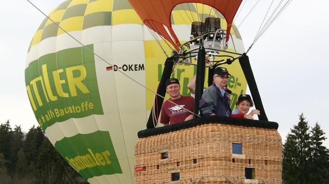 Die Ballone bewegen sich gen Himmel. Im vorderen Ballonkorb ist rechts die 87-jährige Elfriede Gobsch . FOTO: LEIPPERT