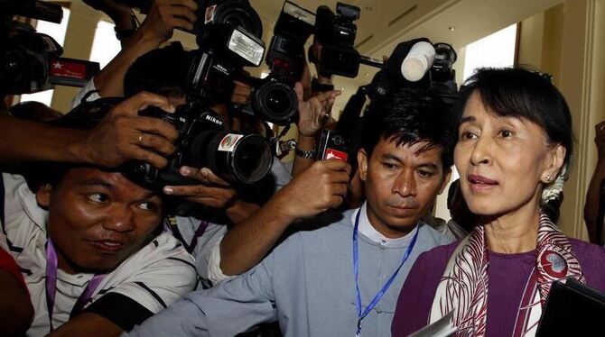 Birmas Friedensnobelpreisträgerin Aung San Suu Kyi nach der Vereidigung: »Ich bin sehr glücklich, im Parlament zu sein«. Foto