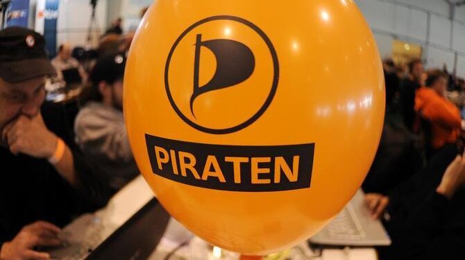 Der wochenlange Höhenflug der Piratenpartei ist einer Umfrage zufolge vorerst vorbei. Foto: Angelika Warmuth 