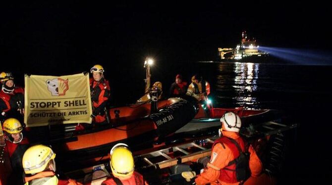 Greenpeace-Aktivisten blockieren die vom Mineralölunternehmen Shell gecharterte »Nordica« auf der Ostsee. Foto: Greenpeace/Jö